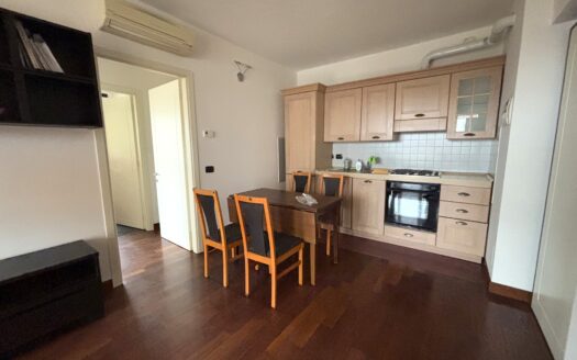 2 Locali con terrazzino Piazzale Lodi